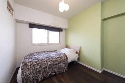 元々カビが酷かった北側のお母様の部屋。通風の良い間取りにしパインの無垢フローリングを貼ることで湿気を調湿しました。