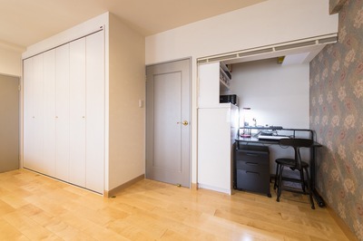 子供部屋2室を使って、寝室へ。ウィリアムモリスの壁紙がイギリスアンティークの家具を際立たせる。
かつて押入れだったスペースはパソコンスペースへ。
上部のデットスペースは本棚にすることで、余すことなくスペースを活用できた。 子供部屋2室を使って、寝室へ。ウィリアムモリスの壁紙がイギリスアンティークの家具を際立たせる。
かつて押入れだったスペースはパソコンスペースへ。
上部のデットスペースは本棚にすることで、余すことなくスペースを活用できた。