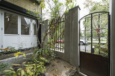 お客様はお庭から案内するため、重厚な門扉を付けました。 お客様はお庭から案内するため、重厚な門扉を付けました。