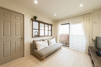 寝室との壁にはオリジナルで作った窓を。通称「おはよう窓」!
開口を広く、そしてリビングにも馴染むよう両引き分け式に。
バルコニーからこぼれる日差しをリビングまで運ぶのとともに、リビングで遊ぶ子供たちの様子も確認できて安心。 寝室との壁にはオリジナルで作った窓を。通称「おはよう窓」!
開口を広く、そしてリビングにも馴染むよう両引き分け式に。
バルコニーからこぼれる日差しをリビングまで運ぶのとともに、リビングで遊ぶ子供たちの様子も確認できて安心。