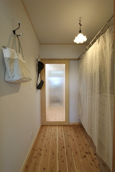 主寝室の隣につくった収納部屋。ここを通ればトイレや洗面室につながる便利な動線。 主寝室の隣につくった収納部屋。ここを通ればトイレや洗面室につながる便利な動線。