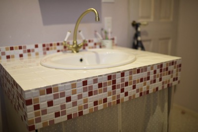 カラフルなモザイクタイルで造作した洗面所。 カラフルなモザイクタイルで造作した洗面所。