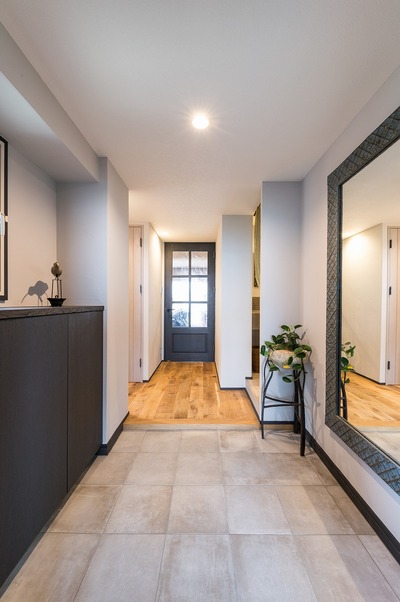 狭かった玄関も壁を壊し、広々としたものへ。