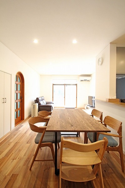 あたたかみ溢れる空間に調和する家具でコーディネートされたダイニングキッチン。