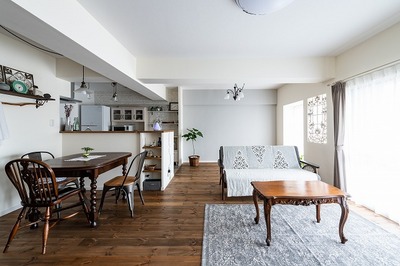 独立型だったキッチンの向きを移動し、洋室の壁を撤去して広げた18.5帖のLDK。塗り壁で仕上げたLDKは、無垢の建具やフローリングをアンティークブラウンでまとめ、 落ち着いた空間を演出。 独立型だったキッチンの向きを移動し、洋室の壁を撤去して広げた18.5帖のLDK。塗り壁で仕上げたLDKは、無垢の建具やフローリングをアンティークブラウンでまとめ、 落ち着いた空間を演出。