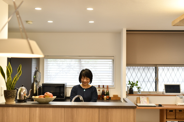 キッチンは念願の対面式にし、立ち上がりを高くした収納カウンターを造作しました。背面の窓には大きな薔薇の木があり、薔薇のシーズンにはバラを楽しめる窓の配置にしました。 キッチンは念願の対面式にし、立ち上がりを高くした収納カウンターを造作しました。背面の窓には大きな薔薇の木があり、薔薇のシーズンにはバラを楽しめる窓の配置にしました。