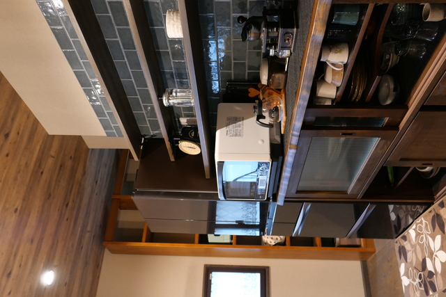 お持ちのカップボードはサイズを合わせるため台輪をカットし設置し、裏のパントリーはお持ちの収納棚を再利用できるようにサイズをあわせ、勝手口をLDKからは見えないようにプランしています。