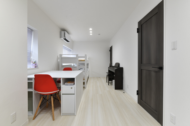 3階はそれぞれの個室を確保するため、間取りを上手にレイアウト。とくに姉妹の部屋は、小さなうちは一緒に使えて、成長とともに壁やパーテーションで部屋を分けられるよう、ドアを2つ設けています。真っ白なインテリアに映える、ラベンダーカラーのブラインドやクローゼット中のパープルの壁紙は、姉妹が一緒に選びました。