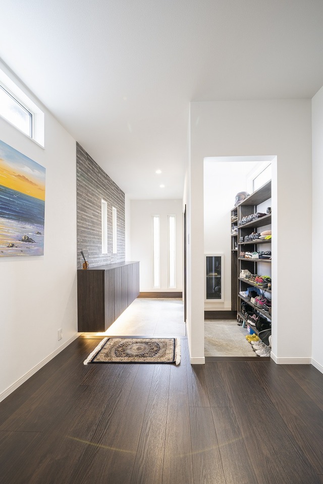 明るくて美しく整ったエントランスホール。大容量のシューズクロークを設けることで、広い玄関は、いつもスッキリ片付く空間に。白い壁はシンプルかつモダンで、広々と見せてくれる効果は絶大