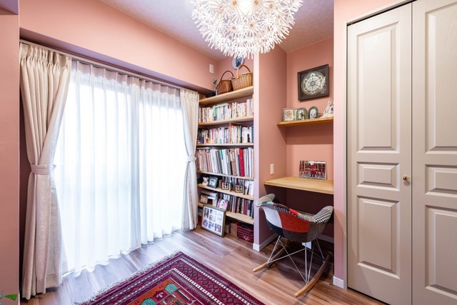 念願だった奥様の個室。淡いピンクの壁紙が愛らしい。