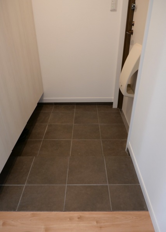 狭かった玄関は、土間部分を広げ、シューズクロークも大きなものに交換しました。フロートにすることで圧迫感のない玄関です。
玄関ドアのシートも貼替え、ポストも新しくしました。