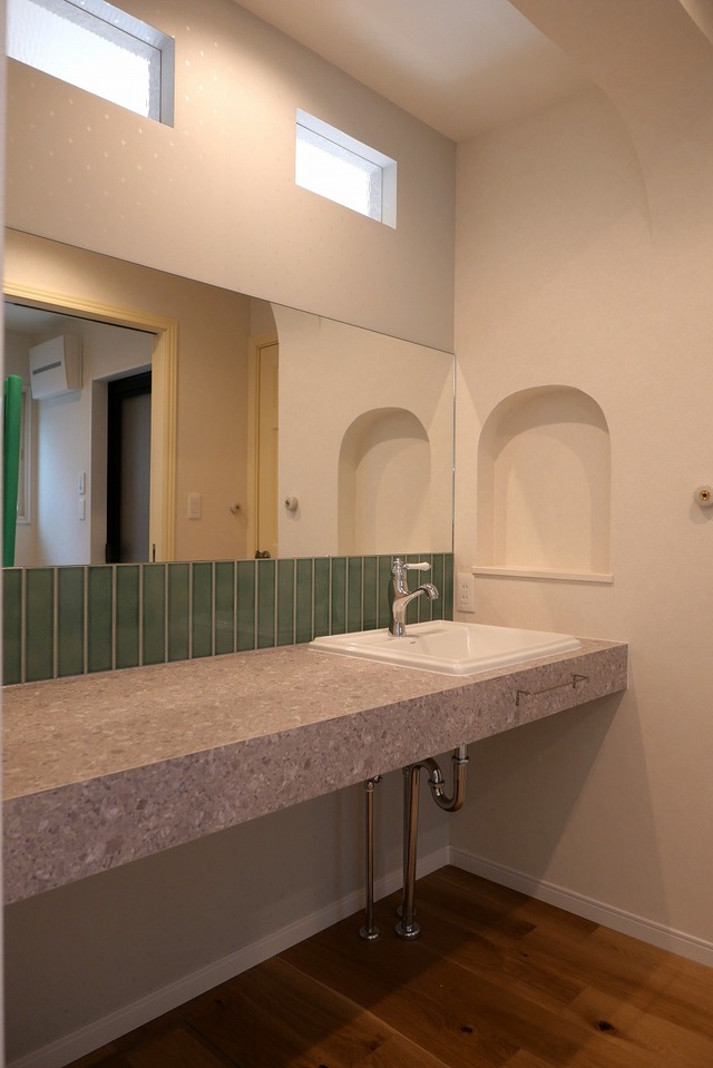 洗面スペースの開口は、大きなアーチになっています。
両サイドにもアーチのニッチを設け、機能性にもデザイン性にもこだわりました。