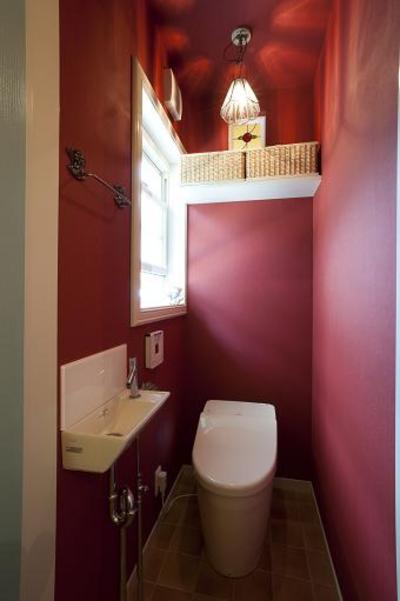 トイレは赤のクロスをはりました。ＷORKスペース側からも見えるように、赤いバラのちいさなステンドグラスをいれました。