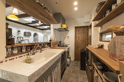 キッチンも造作にして、カウンターは2枚カウンターとし、収納スペースに! キッチンも造作にして、カウンターは2枚カウンターとし、収納スペースに!