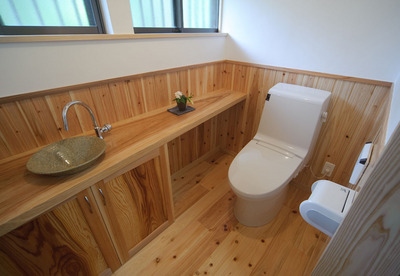 介護にも十分対応できる広いトイレ空間。