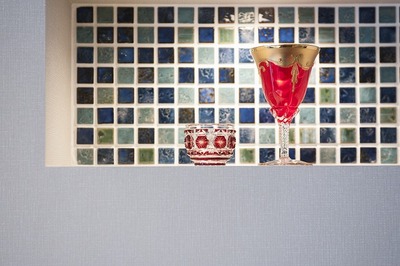 打ち合わせの時にコレクションの赤いベネチアングラスを持っていらっしゃるということをおうかがいしたので透明な赤がきれいに見えるブルーグリーンのモザイクタイルをご提案。