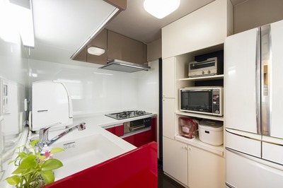 キッチンは同じサイズのもので新しいものへ交換。足元には水につよいフローリングを。