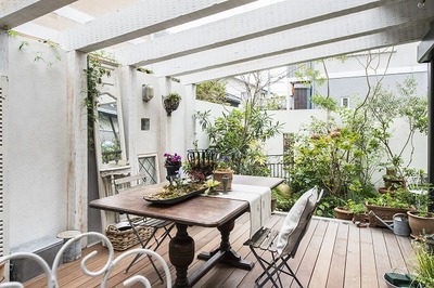 リビングのから見えるバルコニーの白い壁にお施主様のグリーンやアンティーク雑貨が見事に映えます。 リビングのから見えるバルコニーの白い壁にお施主様のグリーンやアンティーク雑貨が見事に映えます。