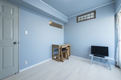 お子様のテーマカラーに合わせた子供部屋。
明かりの少ない玄関と隣り合わせのため、FIXのチェッカーガラスで洋室から明かりがこぼれるように設計。 お子様のテーマカラーに合わせた子供部屋。
明かりの少ない玄関と隣り合わせのため、FIXのチェッカーガラスで洋室から明かりがこぼれるように設計。