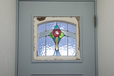 アンテイークのステンドグラスを埋め込んだオリジナルドア。