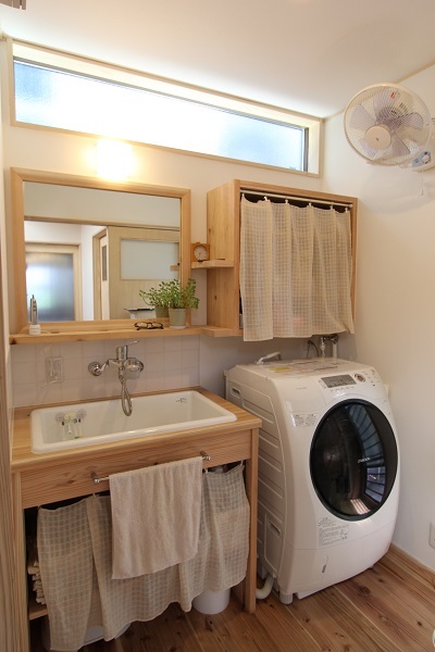 洗面室の洗面台や収納は造作。 洗面室の洗面台や収納は造作。