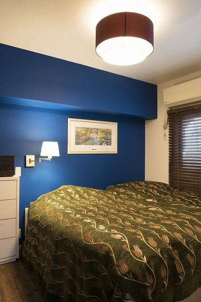 リフォーム最初からイメージいた一面だけ青い寝室を実現。リビングとの間の壁にはお母様が手作りしたステンドガラスを入れてアクセントに。リビング梁を眼立ちたくないように祠をイメージした空間に仕上げた。 リフォーム最初からイメージいた一面だけ青い寝室を実現。リビングとの間の壁にはお母様が手作りしたステンドガラスを入れてアクセントに。リビング梁を眼立ちたくないように祠をイメージした空間に仕上げた。