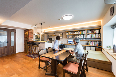 キッチンの横に小上がりの畳スペースを設けました。低かった梁を利用して間接照明を取り入れました。畳の下にも日頃つかわない本やアルバムなど収納できますし、段差を設けたことによって出窓越しの景色も見やすいでしょう。お孫さんが来られたら、畳で遊んでも昼寝しても最適なスペースです。 キッチンの横に小上がりの畳スペースを設けました。低かった梁を利用して間接照明を取り入れました。畳の下にも日頃つかわない本やアルバムなど収納できますし、段差を設けたことによって出窓越しの景色も見やすいでしょう。お孫さんが来られたら、畳で遊んでも昼寝しても最適なスペースです。