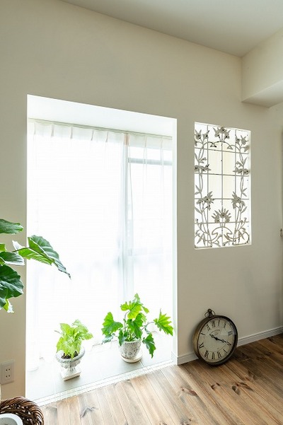 リビングドアを開けると、最初に目に飛び込んでくるアンティークのアイアン。Sさまの「このアイアンをお部屋のどこかに使いたい・・・」のひと言からリノベーションが始まる。 リビングドアを開けると、最初に目に飛び込んでくるアンティークのアイアン。Sさまの「このアイアンをお部屋のどこかに使いたい・・・」のひと言からリノベーションが始まる。