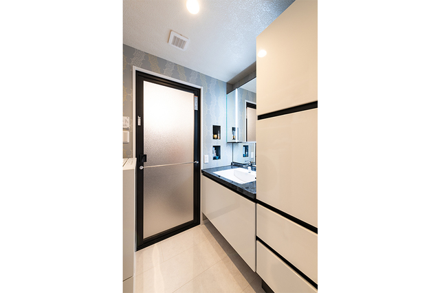 暗く狭かった洗面所も使えるスペースを最大限にいかして収納ニッチをつくっています。
浴室と洗面は白と黒のトーンでまとめています。