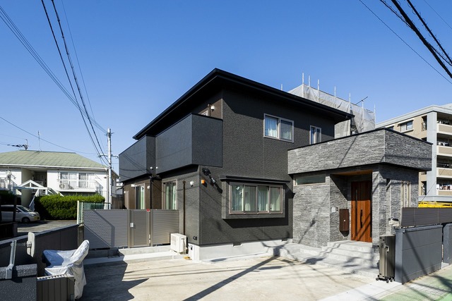 昔ながらの和風の家が、黒とグレーのスタイリッシュな住まいに生まれ変わった。以前は外気にさらされていたポーチを屋内に取り込むことで冷気をシャットアウト。また、2階バルコニーを覆うことで、外からの視線を遮りプライバシーを守る 昔ながらの和風の家が、黒とグレーのスタイリッシュな住まいに生まれ変わった。以前は外気にさらされていたポーチを屋内に取り込むことで冷気をシャットアウト。また、2階バルコニーを覆うことで、外からの視線を遮りプライバシーを守る