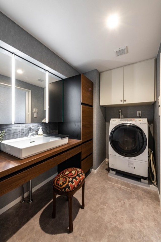 ホテルライクなシックな洗面室。