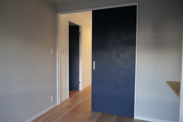 主寝室と子供部屋そしてリビングドアはお揃いのネイビーです。
淡い色合いの室内のアクセントになっています。