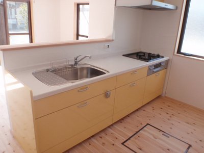 黄色のキッチンが部屋をより明るい印象に。 黄色のキッチンが部屋をより明るい印象に。