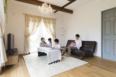 奥様がセレクトしたカーテンに、ご主人のお気に入りのソファー。 
お施主様の提案も活かされているのでリビングで寛ぐ満足度も高い。