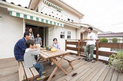 堀車庫の上はデッキテラスにしてお友達と家族とバーベキューをしたり楽しんでいます。