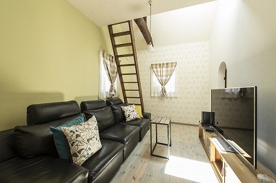 2階は広いホールを隔ててご夫婦のスペースがあります。