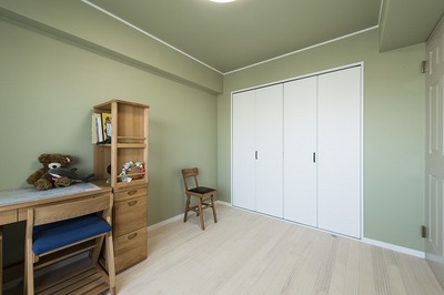 お子様のテーマカラーに合わせた子供部屋。
クローゼット、幅木、廻縁を白で統一し、壁紙の色をメインに。 お子様のテーマカラーに合わせた子供部屋。
クローゼット、幅木、廻縁を白で統一し、壁紙の色をメインに。
