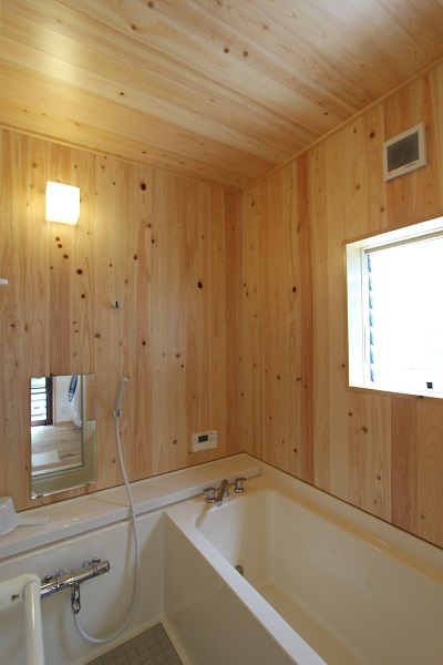 お施主さまの“こだわり”!桧を貼ったお風呂。桧の香りに癒されます。 お施主さまの“こだわり”!桧を貼ったお風呂。桧の香りに癒されます。