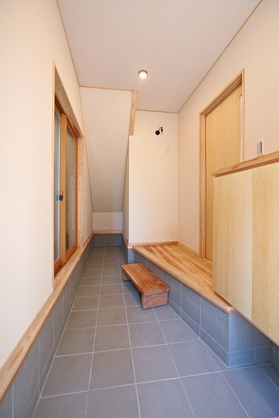 玄関は奥行きを持たせ自転車が2台入るように。