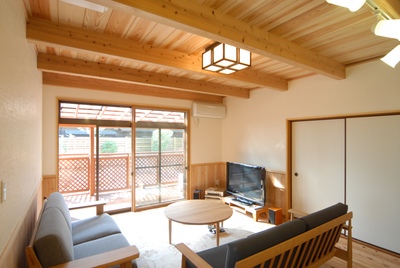 明るい光が部屋の奥まで届く洋室。