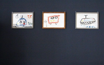 プルーグレーのアクセントの壁は、子どもの素敵な作品で。