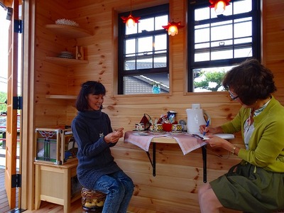 数面前の母屋のリノベーション工事と今回のログハウス建設工事でお付き合いさせていただいておりますが、私共が感じましたことは、ご主人も奥様も日常を楽しんでいらっしゃることが伝わってきます。
平凡な日々でも、ちょっとしたことに喜びや楽しみを感じることができれば、誰でも幸せになれるように思います。施主様とお話ししていると、ふとそのような気持ちが頭をよぎるのはなぜでしょうか…..。
これからもお付き合い宜しくお願いいたします。