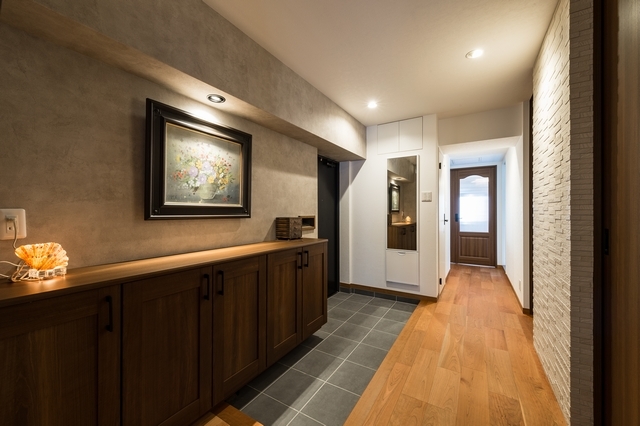 狭い玄関ホールを広くとり、廊下に面したドアを閉める時の暗さを利用して、ギャラリのようなスペース
 にしました。毎日家に帰って来る時やリビングと寝室を通るたびに、大好きな絵を観れるように。
 玄関真正面にエコカラットも貼りました。