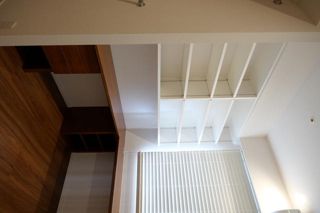 既存の収納も再利用し、アイロン掛けスペースも確保しましたが、充分デスクワークもできるスペースがあります。