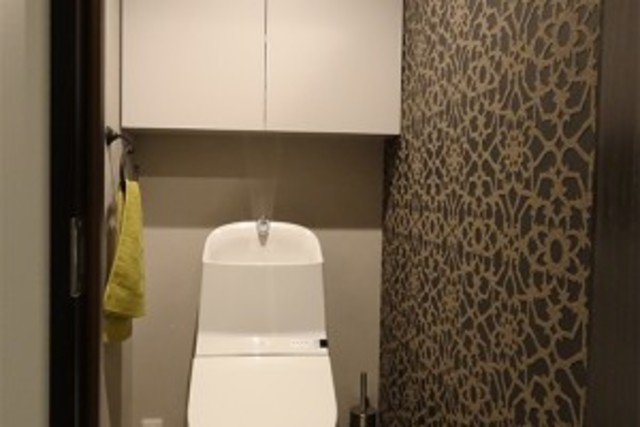 ラグジュアリーなトイレ。一面にアクセントクロスを貼ってゴージャスに・・・。 ラグジュアリーなトイレ。一面にアクセントクロスを貼ってゴージャスに・・・。