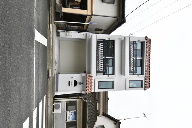 アンティーク調の屋根を使い、ヨーロピアンな雰囲気を演出。通りからの視線に配慮して、腰までの高さの窓に変更した アンティーク調の屋根を使い、ヨーロピアンな雰囲気を演出。通りからの視線に配慮して、腰までの高さの窓に変更した