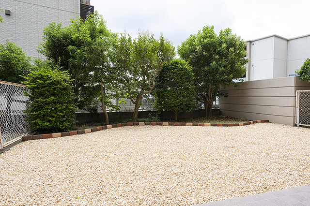 草取りが大変なお庭は、防草シートを貼り砂利を敷き込み、既存の草気との隔てにはレンガをデザイン的に施した。既存の植物は一部残し、アジサイ・レモン・ブルーベリーなど、ガーデニングを楽しみたいと奥様。
夏には、お孫さんがプール遊びをするそうです。