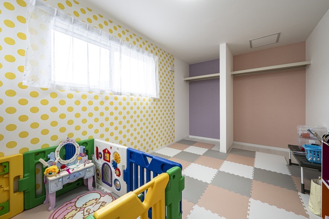 2階の子ども部屋のクロスは、お子さんたちの好きな色を採用。長女は自分で選んだ壁紙がお気に入りで、初めてひとりで寝たそう。 2階の子ども部屋のクロスは、お子さんたちの好きな色を採用。長女は自分で選んだ壁紙がお気に入りで、初めてひとりで寝たそう。