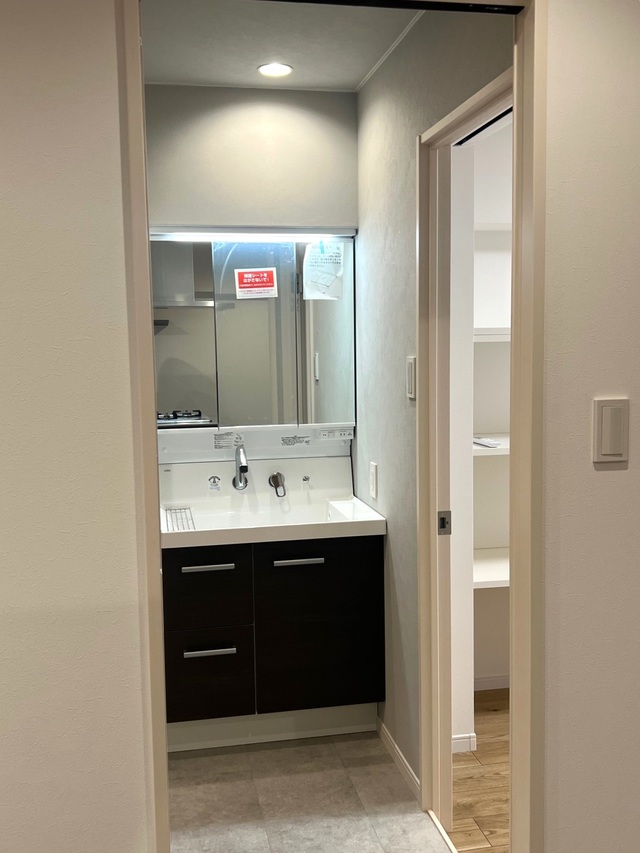 LDKから水廻り、寝室が回遊できる間取りになっています。
デザイン性と機能性のあるマンションリノベです。 LDKから水廻り、寝室が回遊できる間取りになっています。
デザイン性と機能性のあるマンションリノベです。