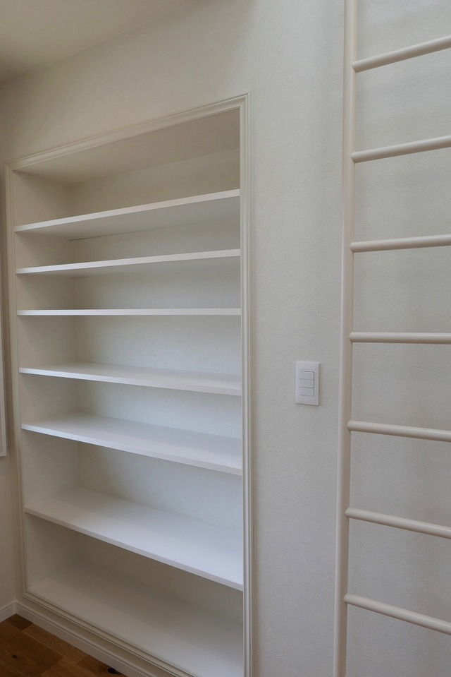 ２階の階段を上がったところに、２帖ほどの図書スペースがあります。
両サイドには本棚をニッチ風に作り、廻りをモールディングで飾っています。